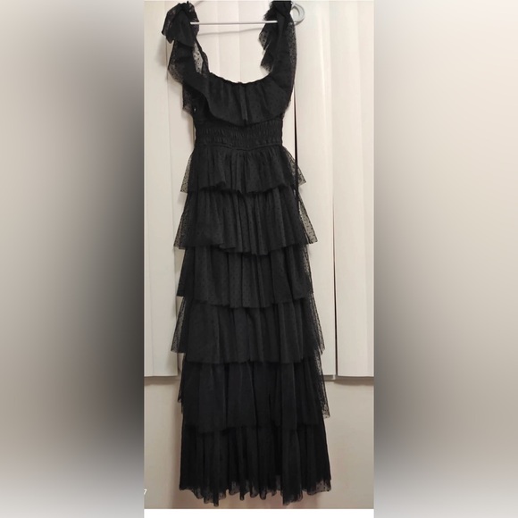 Elegant Black Tiered Dress - Picture 3 of 6